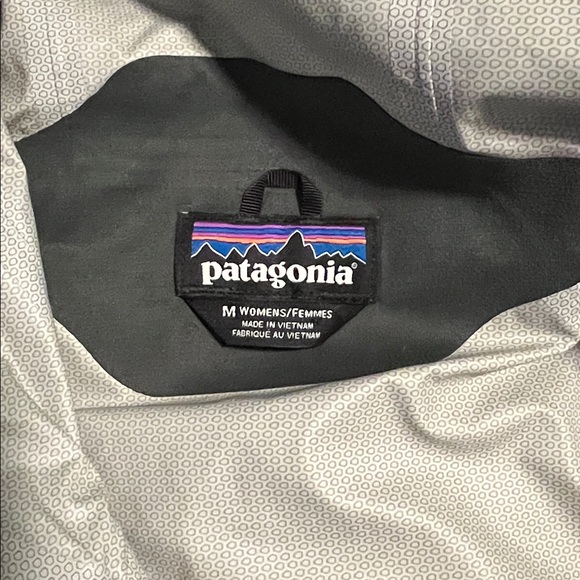 Women’s Patagonia raincoat - Picture 3 of 3